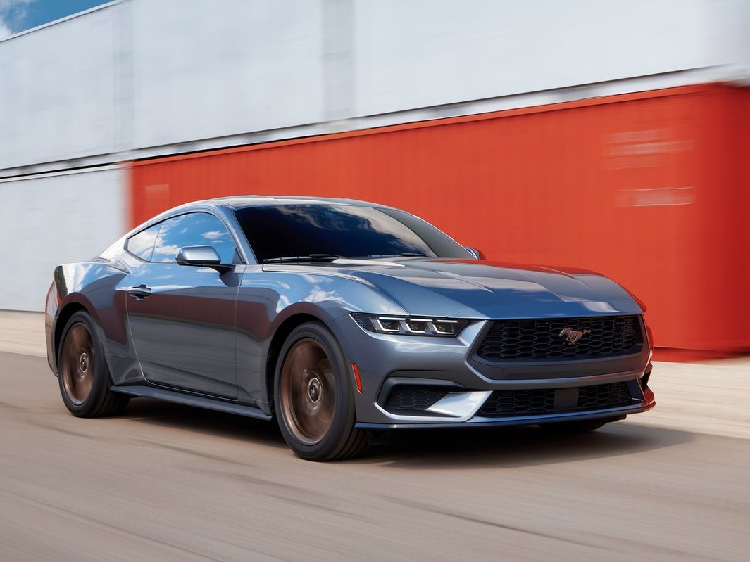 פורד מוסטאנג 2023. יצרני הרכב מנסים להאריך את חייהן של המכוניות הספורטיביות ולשמר את החוויה. אבל כולנו יודעים לאן זה מוביל