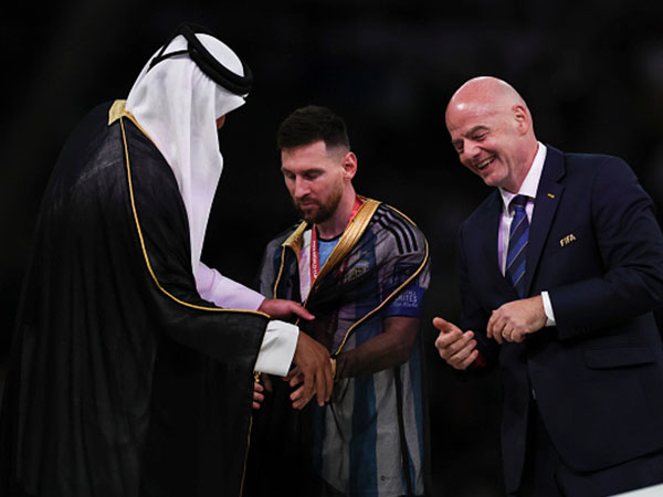 הגלימה שסימלה את הכניעה. מסי, איפנטינו וה"בישט" (getty)