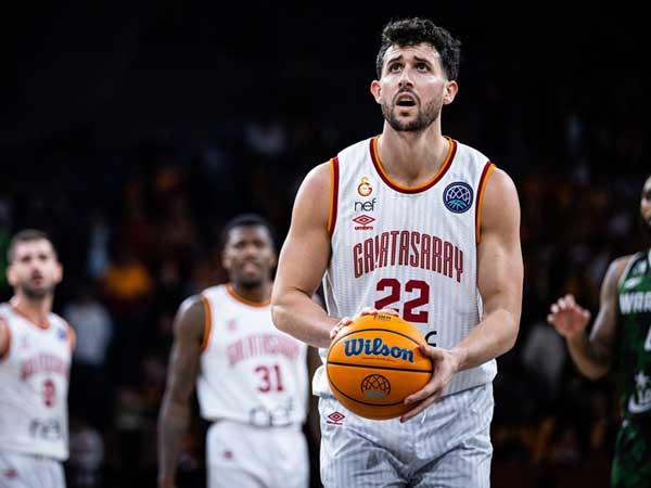 המצב לא מזהיר, אך הוא נמצא שם בשביל קבוצתו (FIBA)