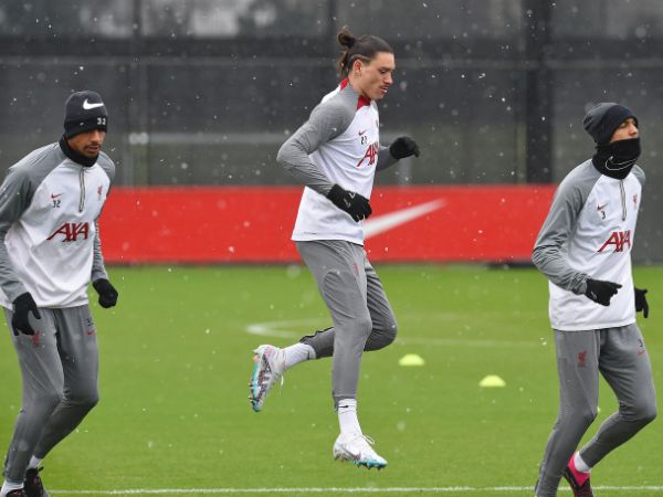 נונייס יורד לקרקע (John Powell/Liverpool FC via Getty Images)