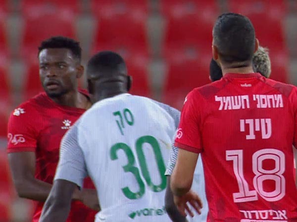 סק מזהה את ההתקהלות סביב אצלי ומתעמת עם אנסה