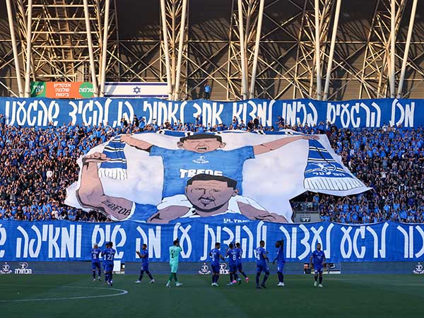 הקהל הכחול שוב דאג לתפאורה (דני מרון)