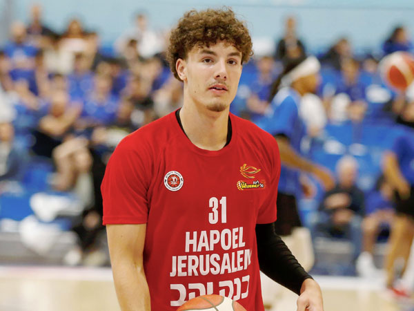 יוצא עם העתודה למשחקי ההכנה. יעקב (אלן שיבר)