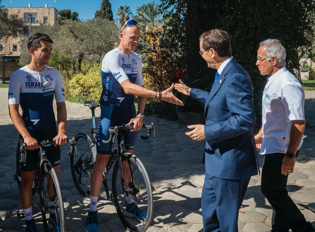 נשיא המדינה יצחק הרצוג עם כריס פרום וגיא ניב | צילום: נועה טולדו
