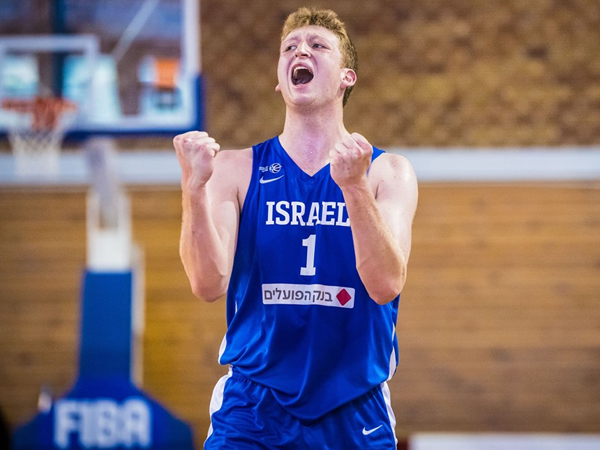 וולף. "אין הרבה שחקנים כמוהו" (FIBA)