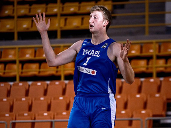 בלתי ניתן לעצירה. ניצח על רבע שלישי של 8:23 (FIBA)