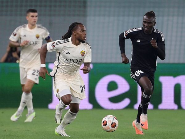 רנאטו סאנצ'ס על הדשא. מחזה נדיר (Luciano Rossi/AS Roma via Getty Images)