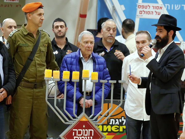טקס חנוכה לפני המשחק (אלן שיבר)