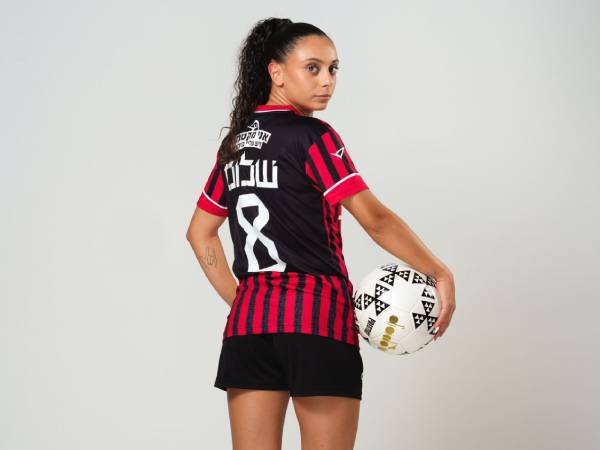 שלום על המדים הספורטיביים שלה (קרדיט: הפועל קטמון ירושלים)