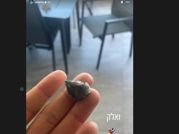 רסיס נוסף שנפל ליד ביתו של גד עמוס (אינסטגרם)