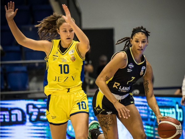 מאיירס לצד סימס, “גאה להיות שחקנית כדורסל יהודיה“ (באדיבות עודד קרני, מנהלת הליגה לנשים)