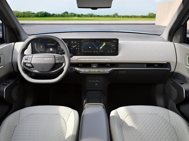 גם תא הנוסעים ממשיך את שפת העיצוב החשמלית של קיה