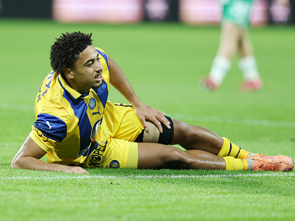 סמל לניהול הלא טוב של הסגל. אסנטה נפצע (צילום: אלן שיבר)