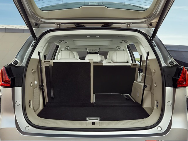 תא מטען גדול משמעותית מדגמי 7 המושבים הפופולריים