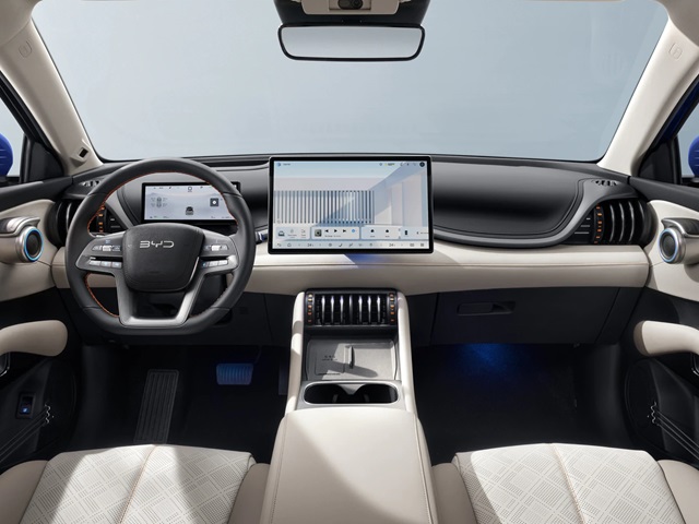 תא נוסעים עדכני, עם קונסולה מרכזית חדשה ולוח מחוונים גדול יותר