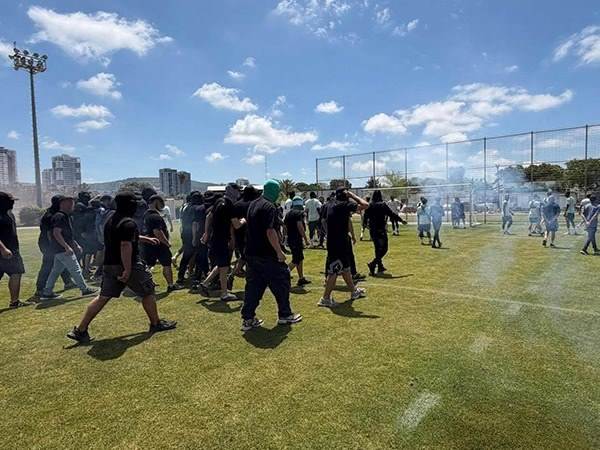 האוהדים על הדשא, השחקנים יורדים (צילום: הקופים הירוקים)