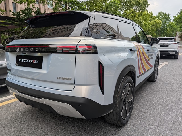 למעט תגית HYBRID, אין שום הבדל עיצובי