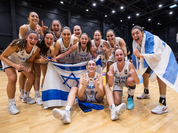 יש מדליה, באיזה צבע?