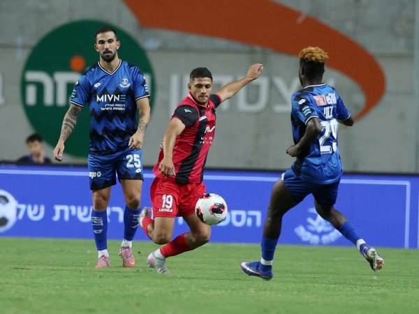 הרבה קרבות במרכז המגרש בפתיחה (אלן שיבר)