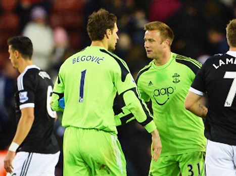 רגע ביזארי. בורוץ מברך את בגוביץ'' על השער שהבקיע לו (GETTYIMAGES)