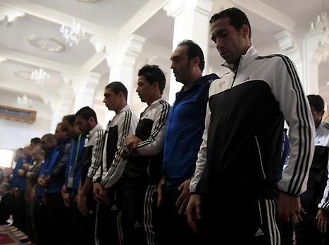 אבוטריקה (מימין) במסגד, אליל ההמונים (gettyimages)