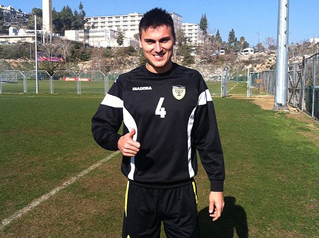 חדש בצהוב-שחור. ג'ונתן וילה באימון