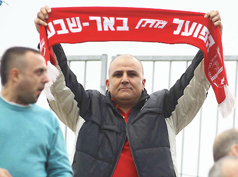 שופט הכדורסל משה ביטון ביציע (אלן שיבר)