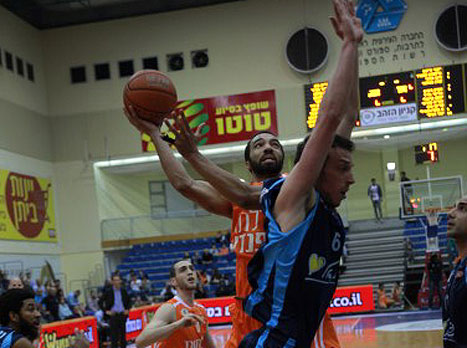 אבל ההגנה של האורחת עצרה את ראשון בזמן (אודליה מטרי)