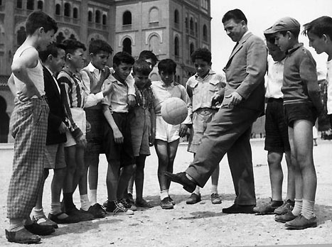 פושקאש הקסים את ילדי מדריד (gettyimages)