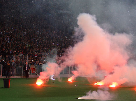 האוהדים זרקו אבוקות (Gettyimages)