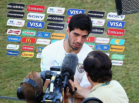 סוארס, שוב מוצג באור שלילי (gettyimages). צפו בו מתקבל באורגוואי