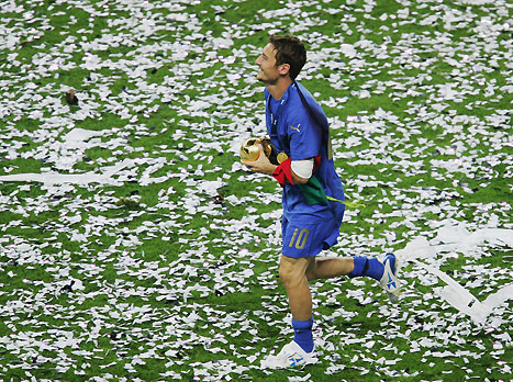 והנה הוא לבד עם הגביע (GETTYIMAGES)