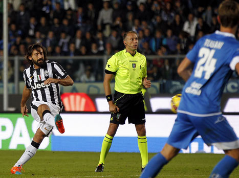 בעיטה של אומן. פירלו (gettyimages)