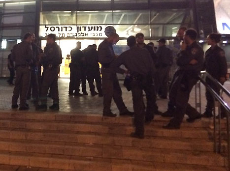 שוטרי יס"מ בכניסה לנוקיה (רועי זריהן)