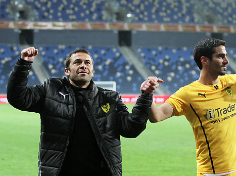 חוגג ניצחון שני בשני משחקים כמאמן בית"ר. לוי (צילום: יוסי שקל)