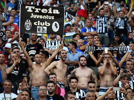 אוהדי יובה לא שמעו על המצאת החולצה (Getty)