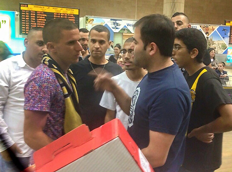 עם קבלת פנים כזאת, אפשר לא לחזור הביתה? (בית"ר ירושלים - הבמה המרכזית)