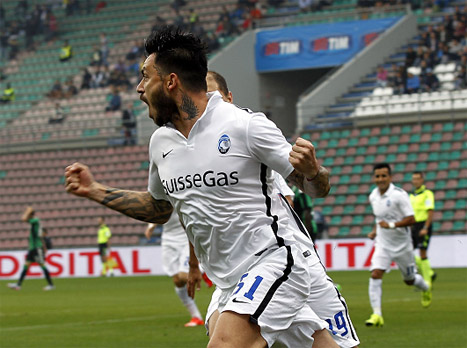 צמד והרחקה במשחק אחד. פינייה (Getty)