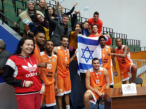 יום כתום ברוסיה. שחקני ראשל"צ חוגגים עם האוהדים