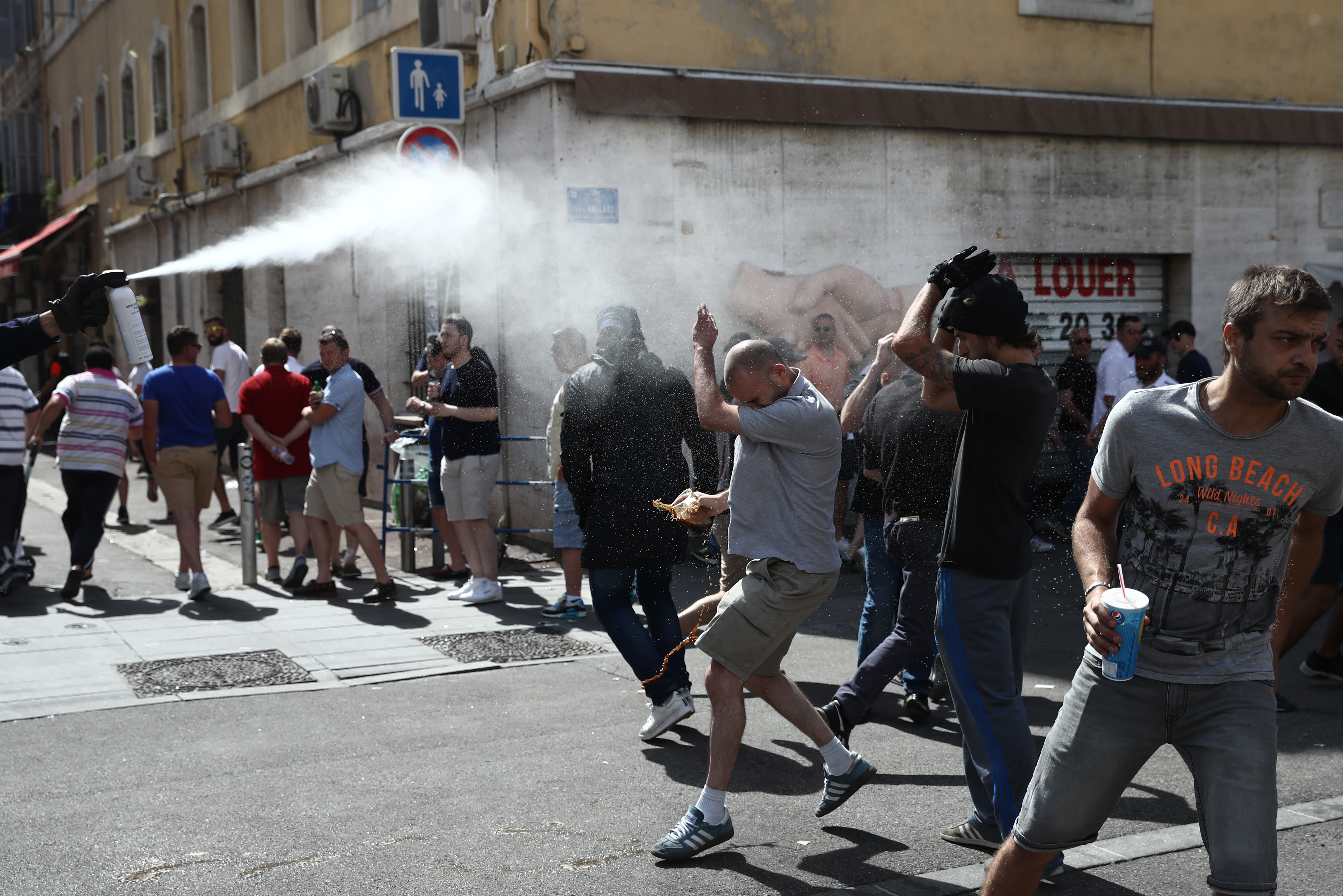 ניסיון לפזר את האוהדים (Getty)