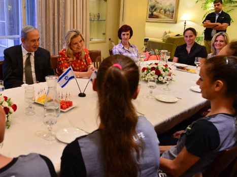 הבנות קיבלו כבוד מיוחד (קובי גדעון, לע"מ)