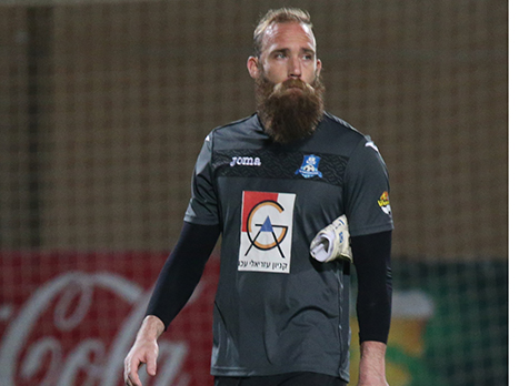 עמוס בהופעת בכורה במכבי פ"ת (יוסי שקל)