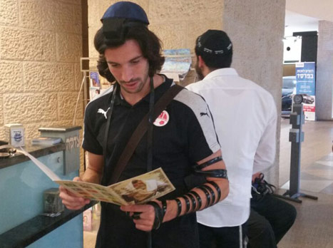 שבתאי בתפילה אחרונה לפני ההמראה