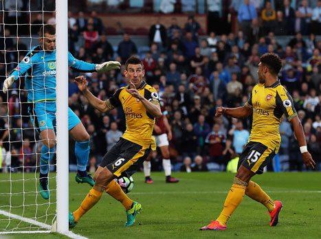 קוסיילני לא שם לב שהכדור פגע בידו (Getty)