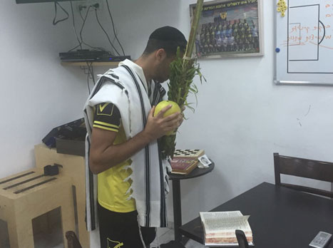 הקפטן מברך