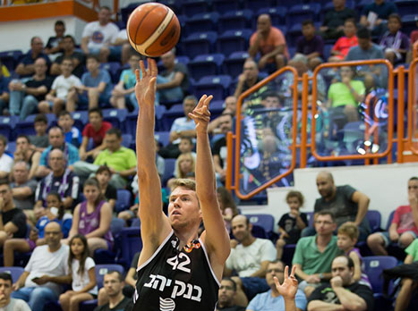 "מצווה לאווירה בארינה". פיטרסון (עודד קרני)