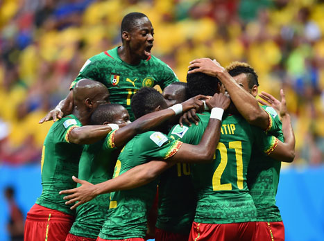 שחקני נבחרת קמרון חוגגים (gettyimages)