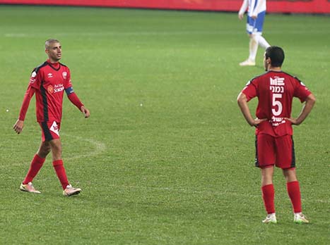 אבודה. עוד הפסד להפועל רעננה (צילום: ניר גליקמן)