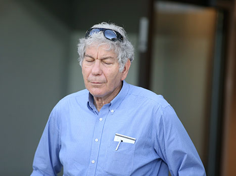 "בקונפליקט לגבי רואש". כץ (יוסי שקל)