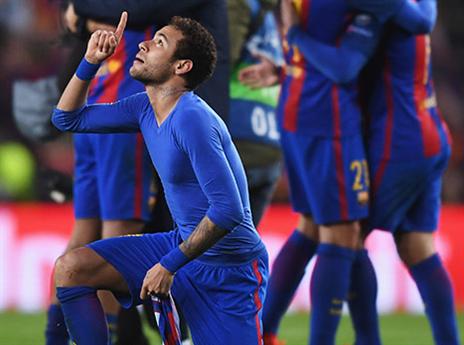 האיש שאחראי לרגע השפל של פ.ס.ז', נוחת כדי לאחות את הפצעים (getty)